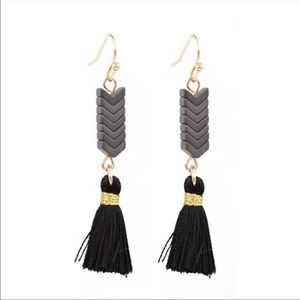 Black thread NWT silver space gray chevron lightweight earrings statement